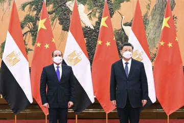 エジプトのシシ大統領（左）と写真に納まる中国の習近平国家主席＝5日、北京の人民大会堂（新華社＝共同）