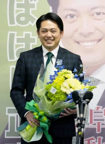 岐阜市長選で再選を確実にし、花束を手に笑顔を見せる柴橋正直氏＝6日夜、岐阜市