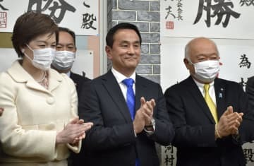 山口県知事選で3選を確実にし、笑顔を見せる村岡嗣政氏（中央）＝6日夜、山口市