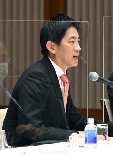 経団連の十倉雅和会長と会談する小林経済安保相＝7日午前、東京都千代田区