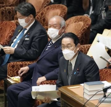 衆院予算委に臨む岸田首相（右）＝7日午前