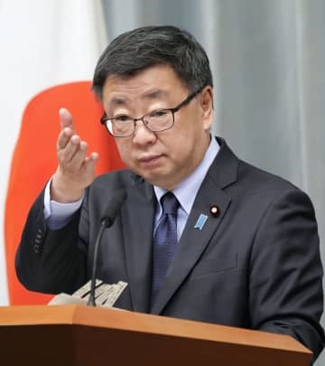 記者会見する松野官房長官＝7日午前、首相官邸