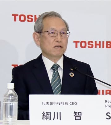 オンラインで記者会見する東芝の綱川智社長＝7日（同社提供）