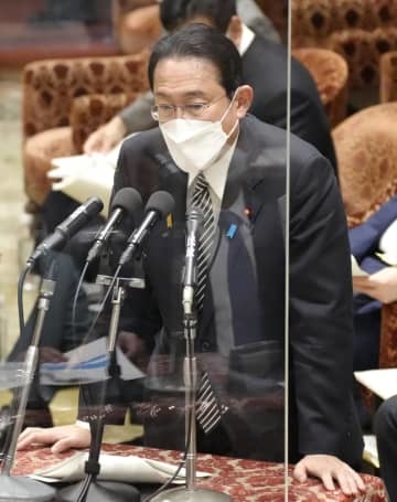 衆院予算委で答弁する岸田首相。新型コロナウイルスワクチンの3回目接種に関し、1日100万回の目標を今月後半に達成できるとの見通しを示した＝7日午後