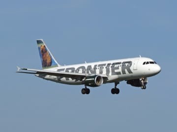 米フロンティア・グループ・ホールディングス傘下のフロンティア航空の旅客機＝米バージニア州（共同）