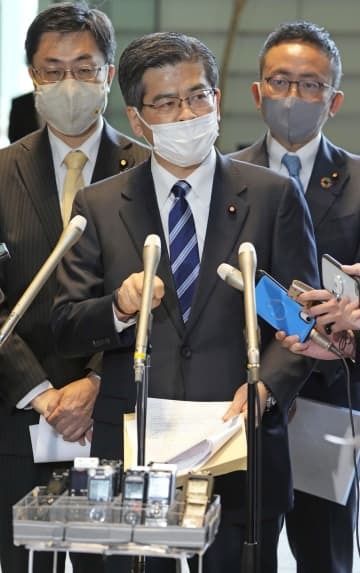 記者団の取材に応じる公明党の石井幹事長＝8日午前、首相官邸