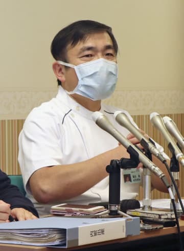 記者会見する慈恵病院の蓮田健院長＝9日午後、熊本市