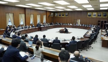 今国会初の実質討議を行った衆院憲法審査会＝10日午前