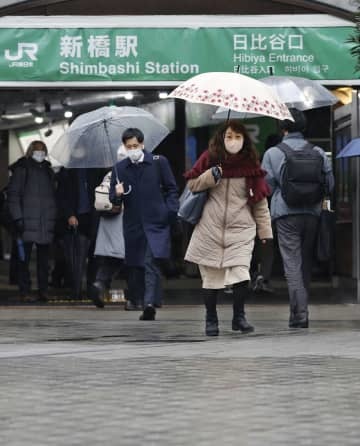 JR新橋駅前を傘を差して歩く人たち。関東甲信を中心に大雪が降る恐れがある＝10日午前