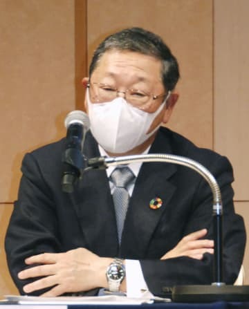 記者会見する西武HDの後藤高志社長＝10日午後、東京都港区