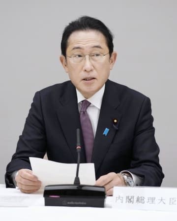 新型コロナウイルス感染症対策本部会合で、まん延防止等重点措置の延長を表明する岸田首相＝10日午後、首相官邸