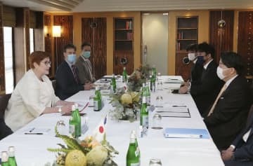 オーストラリアのペイン外相（左端）と会談する林外相（右端）＝12日、オーストラリア・メルボルン（外務省提供、共同）