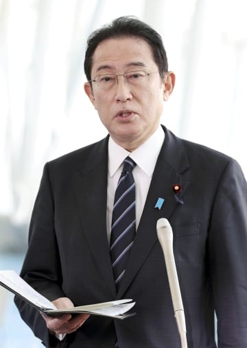 視察先の羽田空港で記者団の取材に応じる岸田首相＝12日午前（代表撮影）