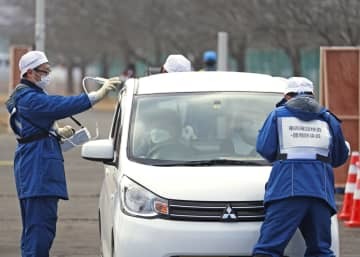 女川原発30キロ圏内からの住民避難を想定した訓練で行われた、車の放射線量の検査＝12日午前、宮城県涌谷町