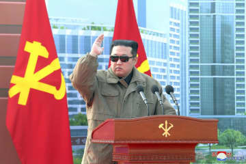 1万戸の住宅建設の着工式に臨む金正恩朝鮮労働党総書記＝12日、平壌（朝鮮中央通信＝共同）