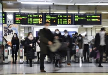 通常運行に戻り、利用客らが行き交うJR札幌駅＝14日午前