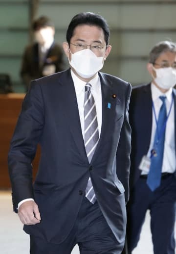 首相官邸に入る岸田首相＝14日午前