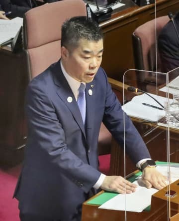 滋賀県議会本会議で、2022年度当初予算案について説明する三日月大造知事＝14日午前