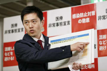 取材に応じる大阪府の吉村洋文知事＝14日午後、大阪府庁