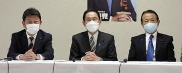 自民党役員会に臨む岸田首相（中央）＝14日午後、東京・永田町の党本部