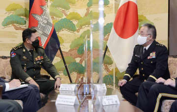 陸上自衛隊の吉田圭秀陸上幕僚長（右）と面会したカンボジアの陸軍司令官フン・マネット中将＝15日午前、東京・市谷の防衛省
