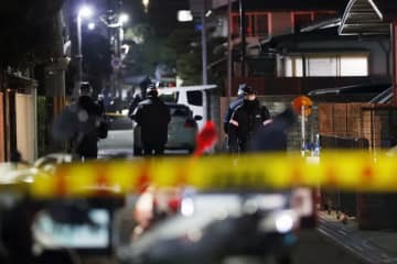 大阪府高槻市の現場近くで警戒する警察官＝14日夜