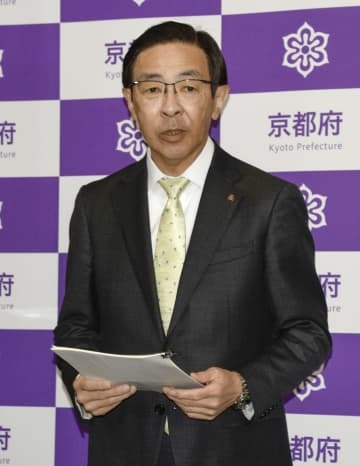 取材に応じる京都府の西脇隆俊知事＝15日午前、京都府庁