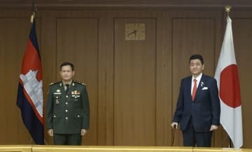 カンボジアのフン・マネット陸軍司令官（左）との会談に臨む岸防衛相＝15日午後、防衛省