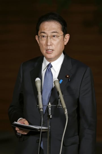 ウクライナのゼレンスキー大統領との電話会談を終え、記者団の取材に応じる岸田首相＝15日夜、首相官邸
