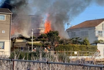 炎と煙を上げ、激しく燃える住宅＝16日午前8時52分、東京都練馬区（近隣住民提供）