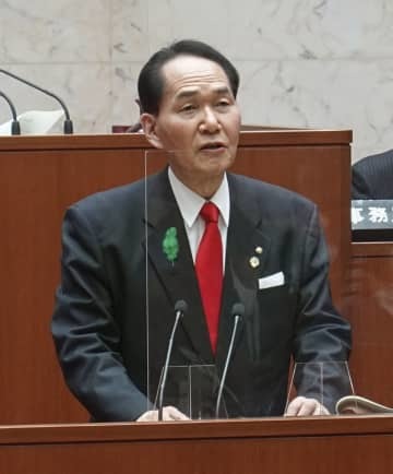香川県議会本会議で、立候補しない意向を表明する浜田恵造知事＝16日午前、高松市