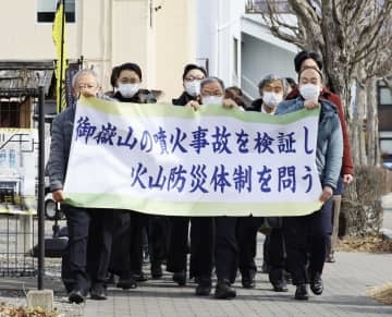 御嶽山噴火訴訟で長野地裁松本支部に向かう原告ら＝16日午後、長野県松本市