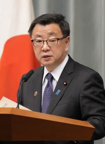 記者会見する松野官房長官＝16日午後、首相官邸