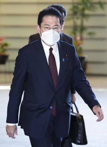 首相官邸に入る岸田首相＝16日午前