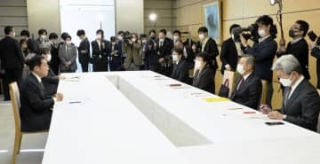 日本医師会の中川俊男会長（右端）ら医療関係者と面会する岸田首相（左端）＝17日午前、首相官邸