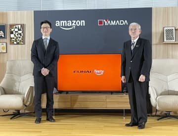 テレビの新製品を発表したヤマダホールディングスの山田昇会長兼社長（右）とアマゾンジャパンのジャスパー・チャン社長＝17日、東京都品川区