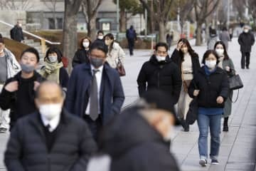 大阪・淀屋橋付近をマスク姿で歩く人たち＝17日午後