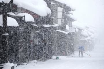 強い雪となった富山市内＝17日午後