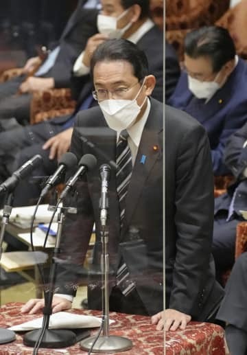 衆院予算委で答弁する岸田首相＝18日午前