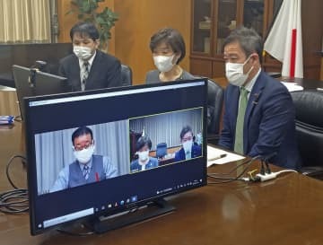 大阪市の松井一郎市長（画面左）とオンラインで意見交換する堀内ワクチン相（中央）＝18日午前、東京都千代田区