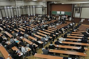 大学入学共通テストの開始を待つ受験生ら＝1月、東京都文京区の東大