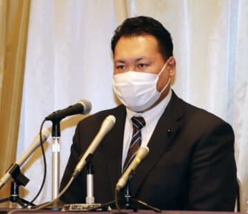 自民党青森県連による参院選青森選挙区での擁立方針が決まり、記者会見する斉藤直飛人氏＝19日午後、青森市