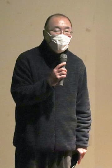 大川小の裁判を巡るドキュメンタリー映画の試写会であいさつする寺田和弘監督＝19日午後、仙台市