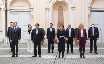 19日、G7緊急外相会合に参加した林外相（前列左から2人目）ら＝ドイツ・ミュンヘン（ロイター＝共同）