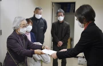 差別禁止条例制定を求め、広島市の担当者（右端）に要望書を提出する市民ネットワークのメンバーら＝21日午後、広島市