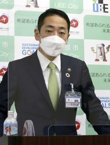 職員の懲戒処分について説明する山口県の宇部・山陽小野田消防組合管理者の篠崎圭二宇部市長＝22日午前、山口県宇部市