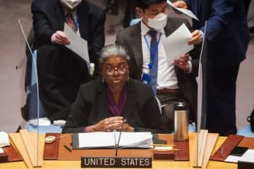 21日、国連安全保障理事会の緊急会合で発言するトーマスグリーンフィールド米国連大使＝米ニューヨーク（ロイター＝共同）