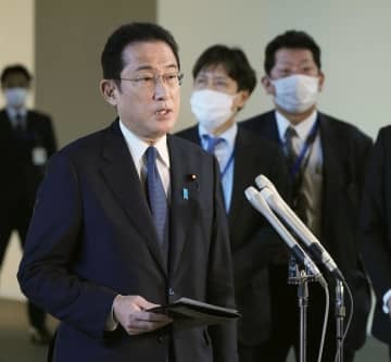 ウクライナ情勢を巡り、記者団の取材に応じる岸田首相＝22日午前、首相官邸