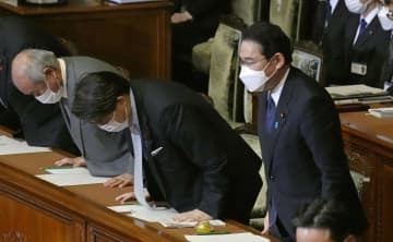 衆院本会議で2022年度予算案が可決され、一礼する岸田首相（右）ら＝22日午後