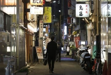 飲食店が軒を連ねる東京・新橋の繁華街